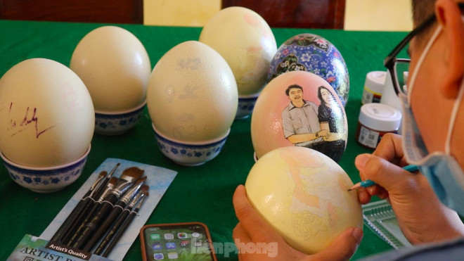 Thầy giáo 9x vẽ tranh trên trứng đà điểu - 3