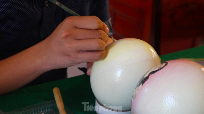 Thầy giáo 9x vẽ tranh trên trứng đà điểu - 5