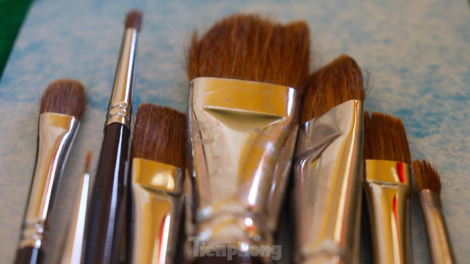 Thầy giáo 9x vẽ tranh trên trứng đà điểu - 7