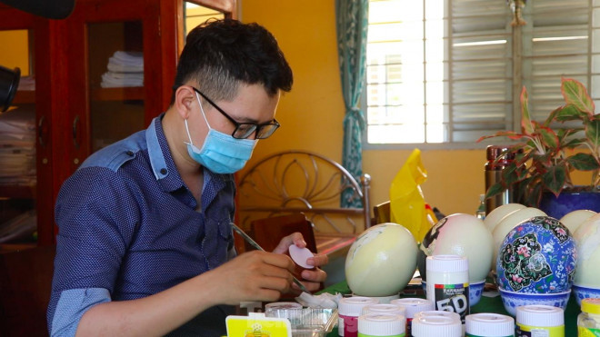 Thầy giáo 9x vẽ tranh trên trứng đà điểu - 9