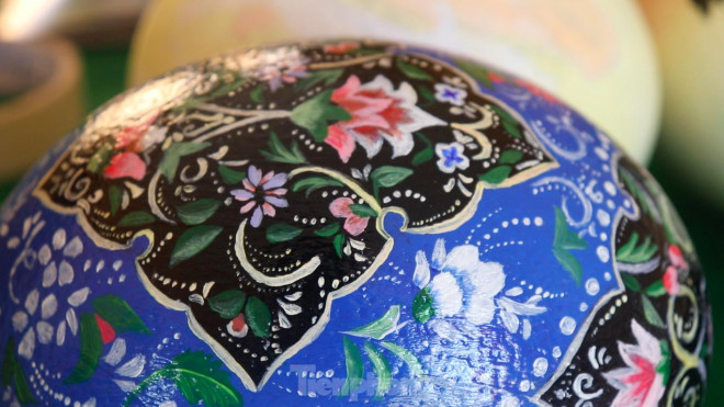 Thầy giáo 9x vẽ tranh trên trứng đà điểu - 6