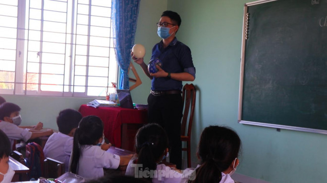 Thầy giáo 9x vẽ tranh trên trứng đà điểu - 11