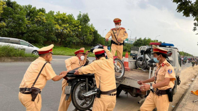 Tổ công tác Đội CSGT đường bộ số 11 (Hà Nội) tạm giữ các xe máy vi phạm lỗi đi vào đường cao tốc trên Đại lộ Thăng Long