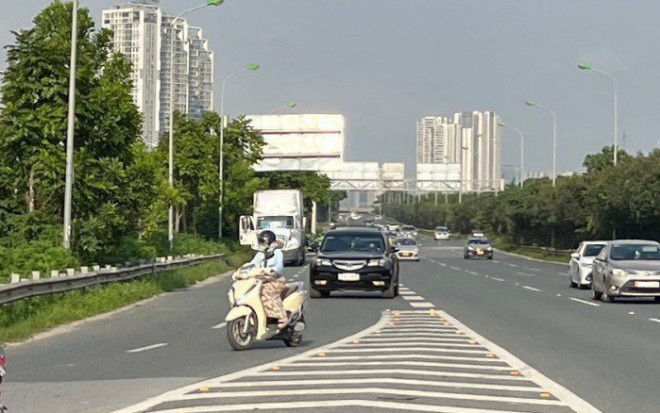 Thấy có CSGT, nữ tài xế xe máy đi vào Đại lộ Thăng Long quay đầu xe bỏ chạy và bị CSGT giữ lại xử lý sau đó