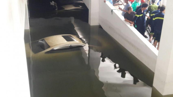 Xe ngập nước trong chung cư sẽ do đơn vị bảo hiểm bồi thường. Ảnh: MXH