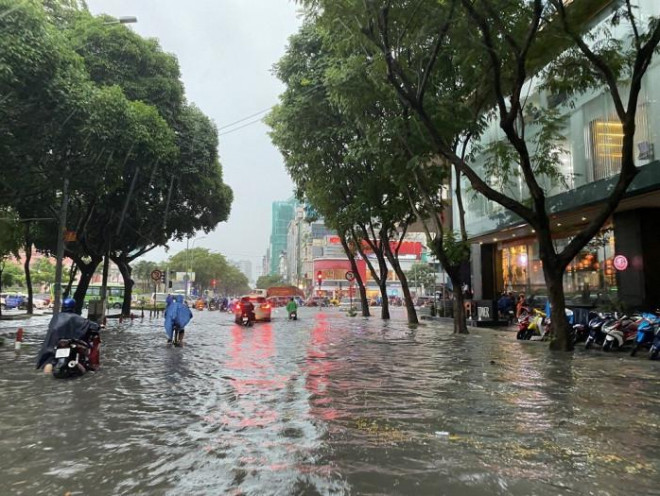 Theo ghi nhận của PV Báo Giao thông, chiều 2/6, cơn mưa lớn kéo dài trút xuống khiến các đường ở trung tâm TP.HCM bị ngập sâu trong "biển nước".