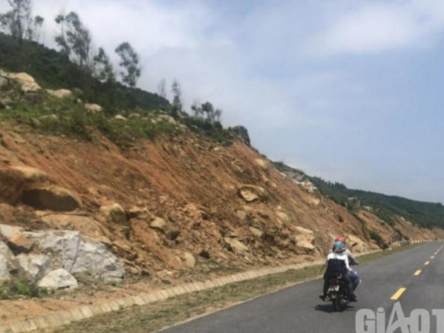 Tin tức trong ngày - "Thót tim" những hòn đá "mồ côi" nặng hàng tấn lơ lửng trên tuyến đường ven biển