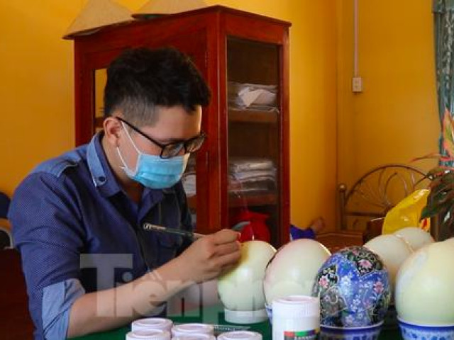 Bạn trẻ - Cuộc sống - Thầy giáo 9x vẽ tranh trên trứng đà điểu