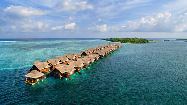 Adaaran Select Hudhuranfushi: Đây là resort đáp ứng khá tốt các yêu cầu về giá phòng, phí đi lại cũng như dãy Water Villa khá đẹp. Khu nghỉ dưỡng này nằm ở phía Bắc thủ đô Male, cách 30 phút đi tàu cao tốc.
