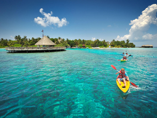Bandos Island Resort &amp; Spa: Bandos là một resort khá nổi tiếng và được nhiều khách du lịch cũng như Tây ba lô lựa chọn vì có giá phòng bình dân tốt nhất cũng như dễ đi lại (phí tàu cao tốc thấp), phong cách phục vụ cũng được đánh giá cao.&nbsp;

