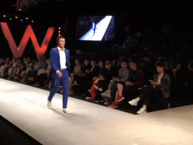 Mr. Đàm catwalk gây tranh cãi, nhìn sang Thủy Tiên còn bất ngờ hơn