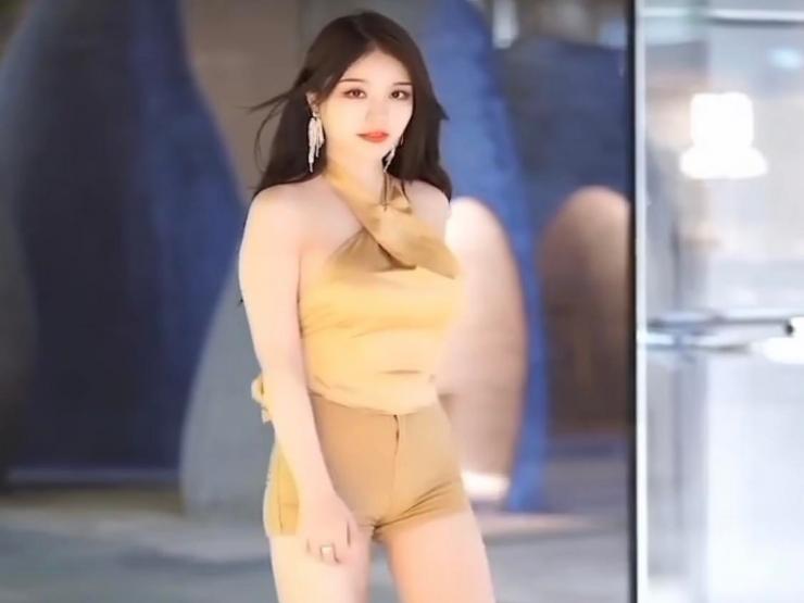 Thời trang - Hot girl đường phố mặc yếm "không phòng hộ"