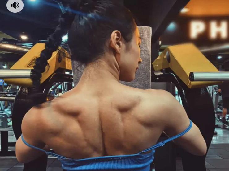 Làm đẹp - Angela Phương Trinh nâng tạ gần 300 kg, cơ bắp cuồn cuộn khiến đàn ông "hết hồn"