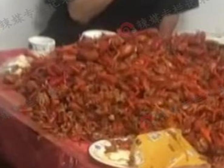 Thị trường - Tiêu dùng - Đi ăn buffet, khách ăn hết 40kg tôm hùm đất, chủ nhà hàng "sốc" vì lỗ nặng