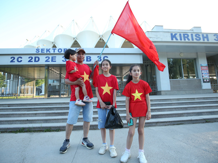 Xúc động CĐV ”tiếp lửa” U23 Việt Nam đấu Thái Lan trên đất Uzbekistan