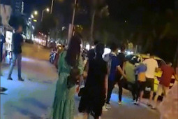 Tin tức trong ngày - Hướng dẫn viên du lịch bị nhóm đồng nghiệp kẹp cổ, kéo đi trước mặt du khách