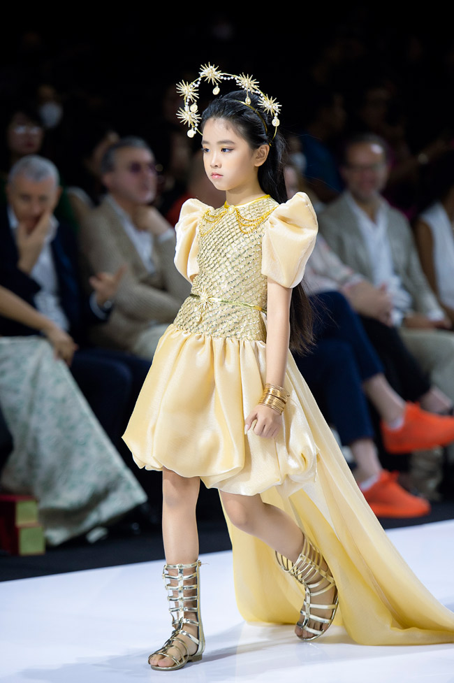 Người mẫu nhí 8 tuổi triển vọng ở tuần lễ thời trang Việt
