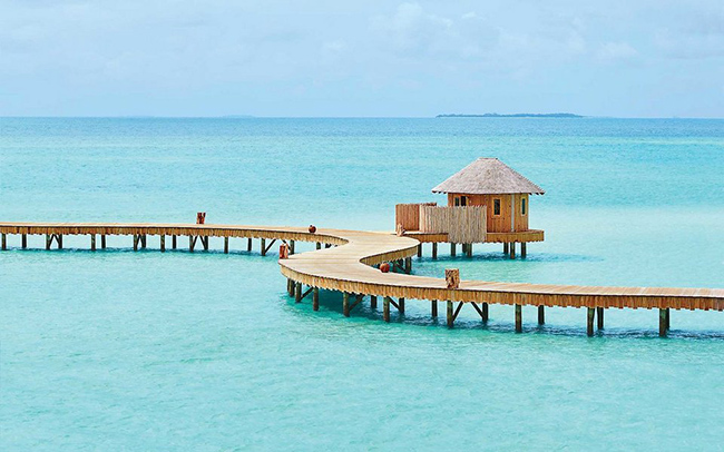 Các resort có những bãi cát dài, mịn, nước biển trong xanh, đặc biệt vẻ đẹp của resort không chỉ được tạo nên bởi hệ thống biệt thự nổi mà còn có bãi cát khổng lồ như một nét đặc trưng của thiên đường Maldives.
