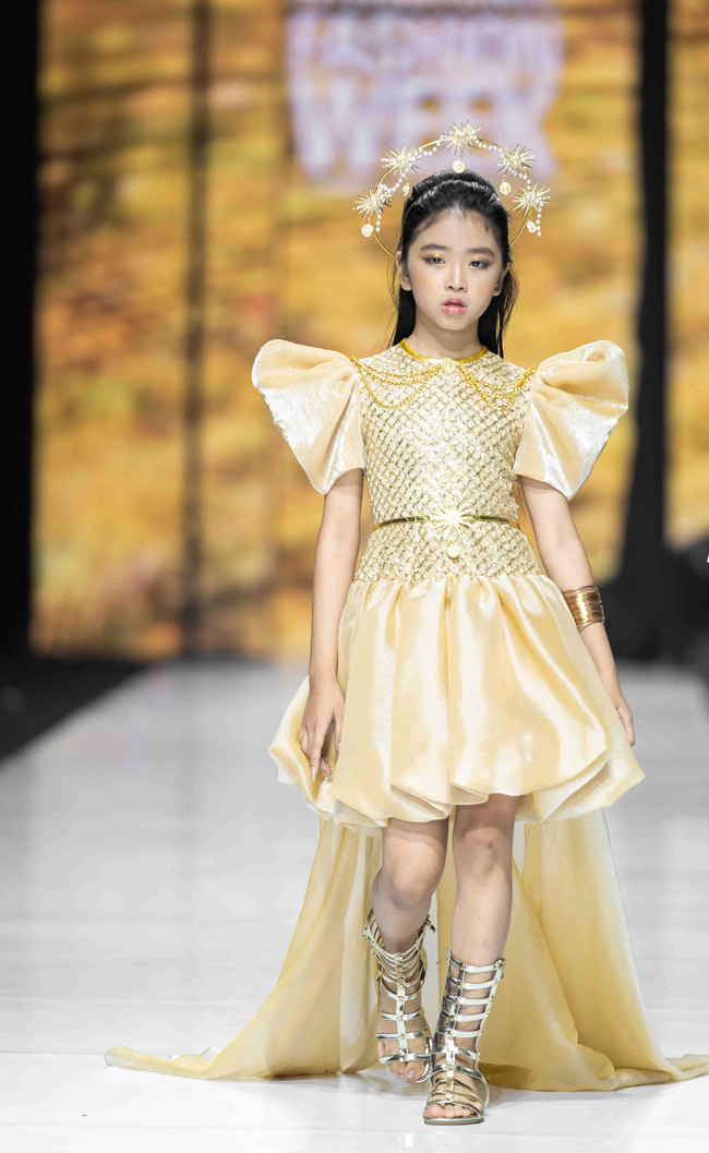 Người mẫu nhí 8 tuổi triển vọng ở tuần lễ thời trang Việt