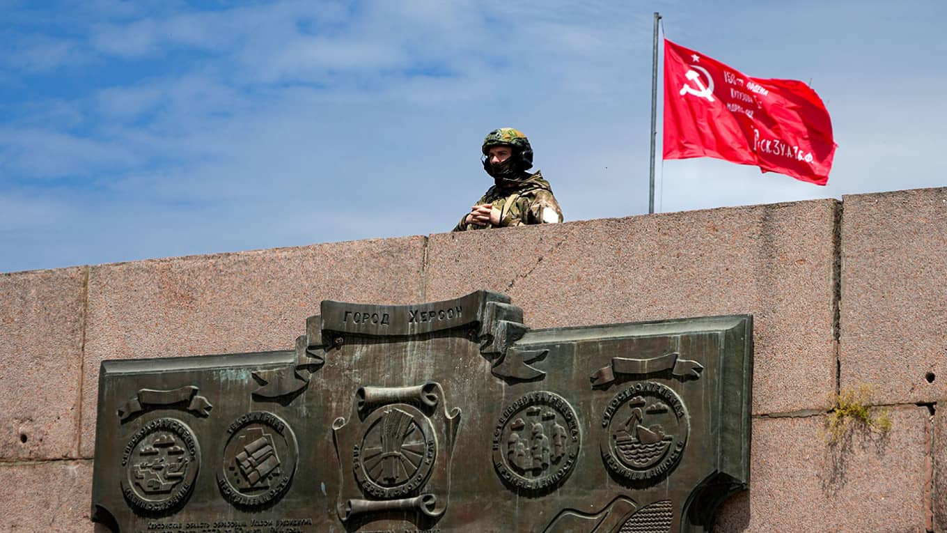 Binh sĩ Nga đứng gác ở thành phố Kherson, Ukraine. Ảnh: AP