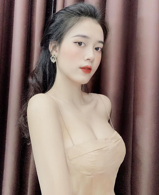 Cô được đánh giá là một trong những nàng Wags xinh đẹp nhất U23 Việt Nam.
