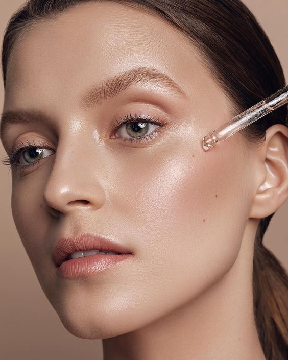 Dầu dưỡng giúp cải thiện độ đàn hồi của da.