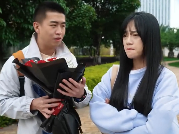 Clip hài hước - Người yêu giận dỗi, chàng trai lại đi dỗ dành gái lạ và cái kết