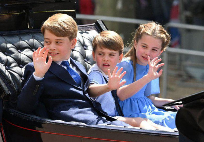 Bộ 3 hoàng tử và công chúa nhí nhà Hoàng tử William và Công nương Kate xuất hiện trong Đại lễ Bạch Kim của bà cố - Nữ hoàng Elizabeth II.