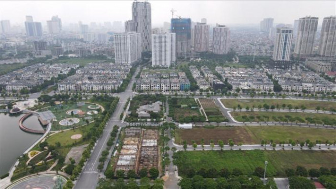 Nhưng sau nhiều lần gia hạn, đến nay, Khu đô thị mới Dương Nội (quận Hà Đông, Hà Nội) vẫn còn nhiều lô đất bỏ hoang, trái ngược lại với kỳ vọng của người dân về tiến độ cũng như hoàn thiện các hạ tầng xã hội
