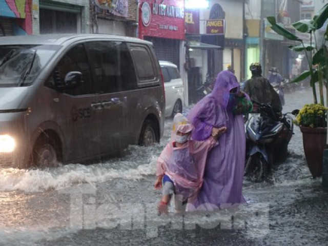 Tin tức trong ngày - Ít nhất 18 tuyến đường ở TPHCM bị ngập trong cơn mưa chiều 2/6