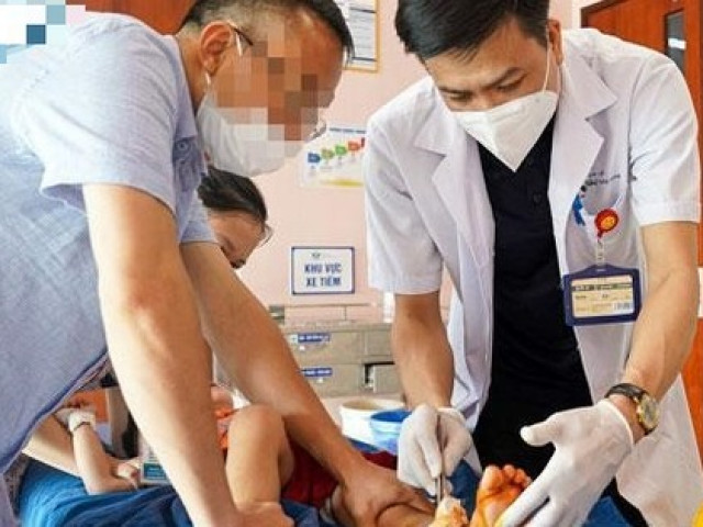 Tin tức trong ngày - Kẹp vào cổng trượt tự động, bé hơn 2 tuổi dập nát bàn chân