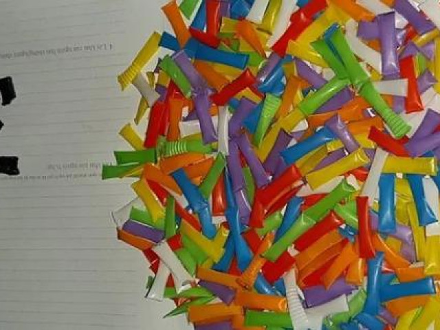Pháp luật - Sự thật về hàng trăm ống nhựa trên mái tôn 1 căn nhà ở Quảng Bình