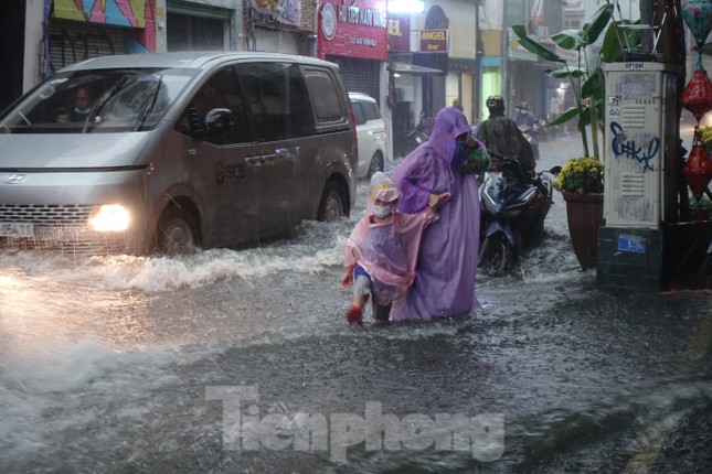 Phố đi bộ Bùi Viện giữa trung tâm TPHCM bị ngập trong cơn mưa chiều 2/6. Ảnh: Hữu Huy
