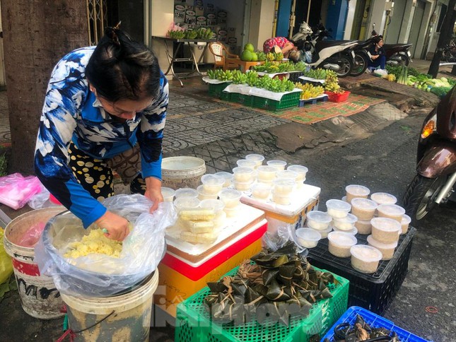 Cơm rượu, xôi vò... có giá từ 25.000- 35.000 đồng/hộp, giá này so với năm 2021 vẫn không thay đổi.