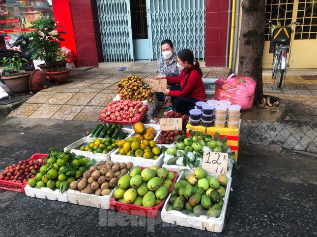 Nhiều loại trái cây mùa hè có giá khá rẻ, như xoài chỉ 12.000 đồng/kg
