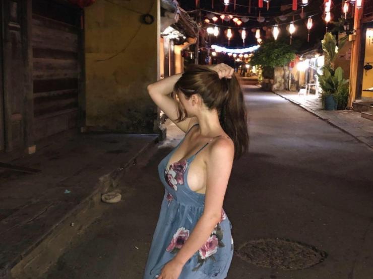 Thời trang - Váy tôn body hoàn hảo của cô gái Hàn Quốc từng nổi bật giữa phố đêm Hội An