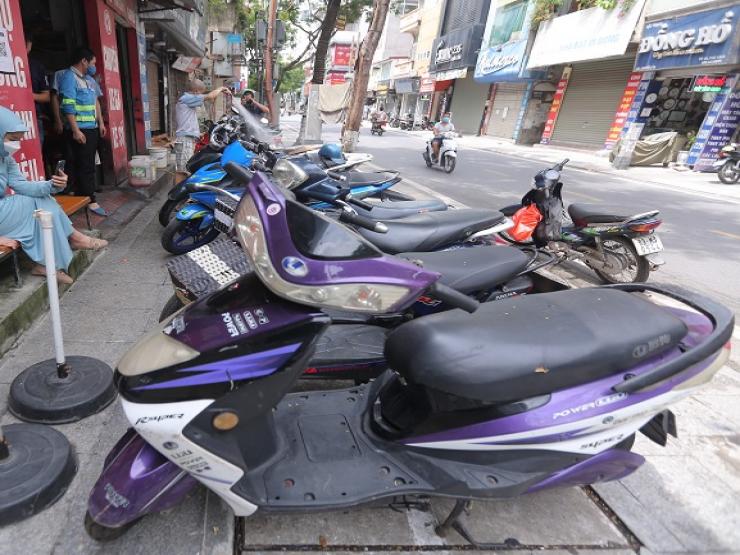 Thị trường - Tiêu dùng - Sau mưa ngập, dịch vụ sửa xe tăng cao đột biến, nhiều chủ xe sang tiếc tiền “đứt ruột”