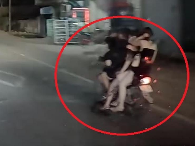 Tin tức trong ngày - Clip: Giật mình với cảnh xe máy “kẹp" 3 "chân dài” phóng vun vút
