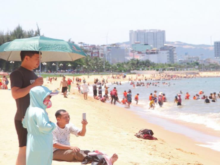 Tin tức trong ngày - Bãi biển đông nghịt người xuống tắm "xả xui" giữa trưa Tết Đoan Ngọ