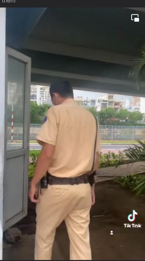 Nam thanh niên đăng tải clip lên mạng xã hội - Ảnh cắt từ clip.