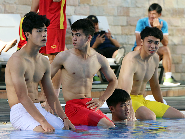 Dàn trai đẹp U23 Việt Nam khoe body cực chất bên hồ bơi ở Uzbekistan