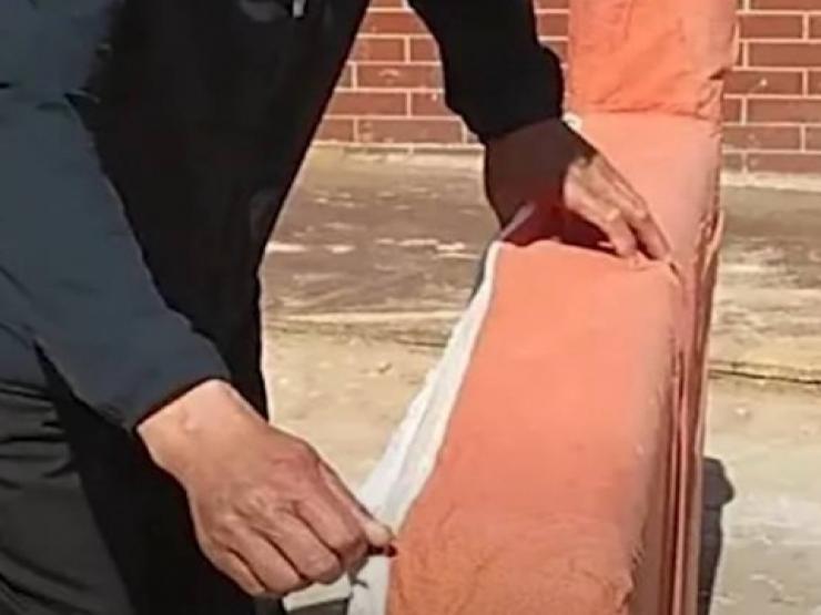 Nhặt chiếc đệm ghế sofa rách nát vứt gần bãi rác, ngỡ ngàng khi phát hiện số tiền ”khủng”