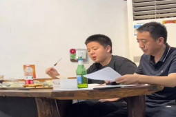 Bạn trẻ - Cuộc sống - Người cha vừa đưa con đi ăn thịt nướng vừa giúp con sửa bài tập