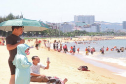 Tin tức trong ngày - Bãi biển đông nghịt người xuống tắm "xả xui" giữa trưa Tết Đoan Ngọ
