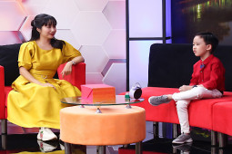 Giải trí - Cậu bé 7 tuổi thay ba mẹ chăm sóc em trai bị não phẳng khiến Ốc Thanh Vân xúc động