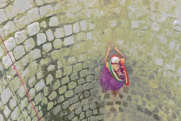 Thế giới - Video: Tay không trèo xuống giếng sâu múc nước, người phụ nữ Ấn Độ gây "bão mạng"