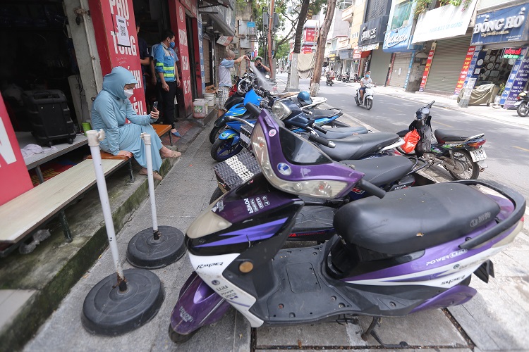 Sau cơn mưa ngập trắng trời Hà Nội, nhiều tiệm sửa xe,&nbsp;trung tâm bảo dưỡng xe tại Hà Nội đông khách gấp 4-5 lần so với ngày thường.