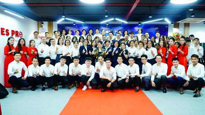 Tập thể CBNV Times Pro hạnh phúc trong ngày khai trương văn phòng mới