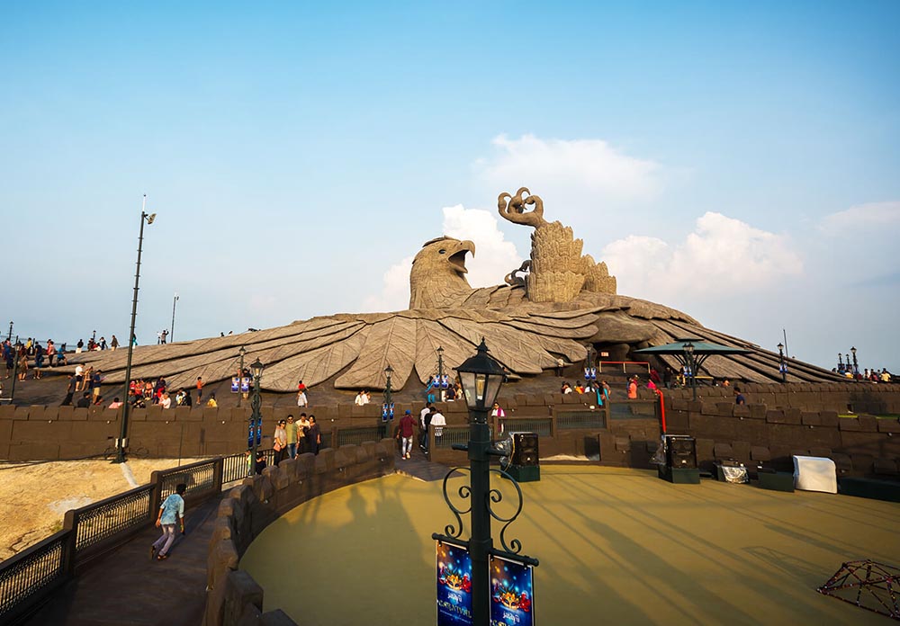 Bức tượng chim đá khổng lồ trên núi cao mất 10 năm xây dựng hút khách - 3