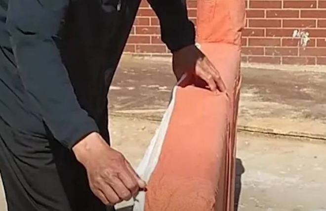 Ông Vương choáng váng khi bên trong là cả "kho tiền"